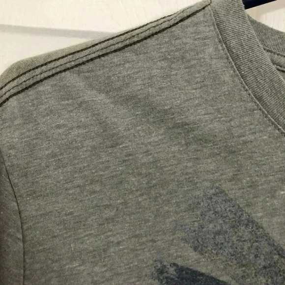 Banana Republic Grey Graphic Tee NWOT Size Medium - Picture 7 of 16